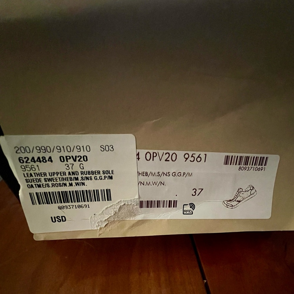 Sale!!!  Gucci Light Pink and Blue Leather Sneakers—Great condition! - Picture 9 of 10